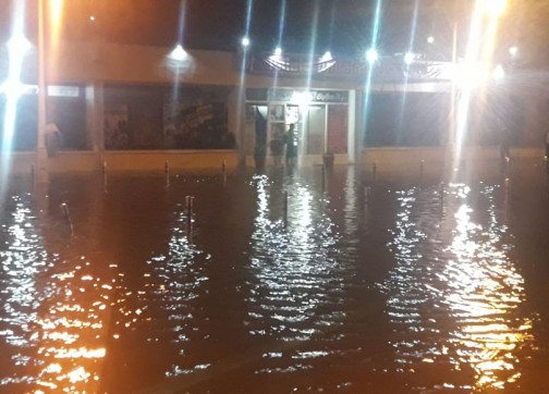 اكادير : الامطار تعري هشاشة البنيات التحتية للمدينة وتغطي ارصفة الكورنيش