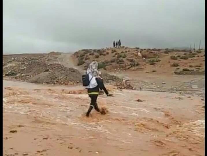 رجل وقاية مدنية يساعد تلاميذ على عبور وادي في بيوزكارن.
