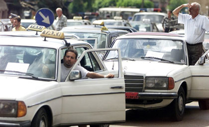 اكادير : بعض مهنيي سائقي سيارات الأجرة يستغلون النقابة لممارسة خروقاتهم