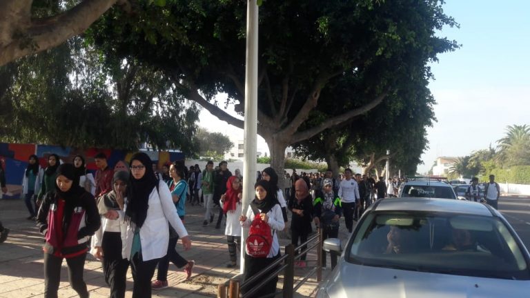 اكادير : تلاميذ المؤسسات التعليمية يستقبلون العثماني بالاحتجاجات على قرار الساعة الاضافية