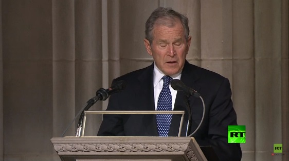 بالفيديو ، انهيار بوش الابن امام جثمان ابيه