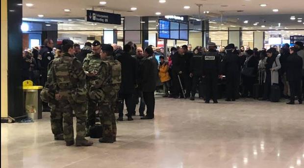 حذاء سيدة متجهة للدارالبيضاء يستنفر الأمن الفرنسي بمطار أورلي