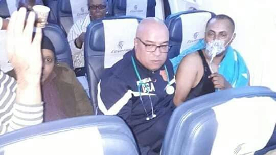 الدكتور عبد الكريم كركاش طبيب الحسنية يسعف مواطنا اثيوبيا على متن الطائرة بعد تعرضه لازمة تنفسية