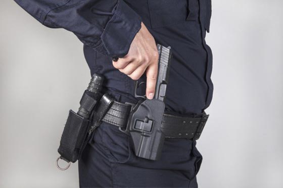 موظف أمن يضطر لاستعمال سلاحة لتوقيف مجرم خطير عرض حياة الشرطة للخطر