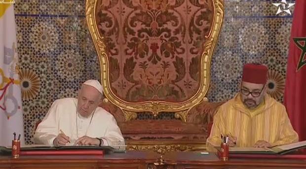 جلالة الملك محمد السادس وقداسة البابا فرانسيس يوقعان على “نداء القدس”