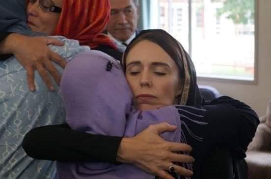 رئيسة الوزراء تواسي المسلمين في حادث نيوزيلندا