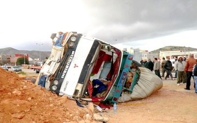حادث سير خطير بمنحذر امسكرود بين شاحنتين يخلف خسائر مادية جسيمة
