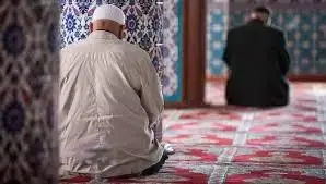 "صلاة العيد بغير مسجد الغفران بالقليعة يثير جدلاً واسعاً بين السكان ..النشطاء يطالبون بتدخل السلطات المحلية"