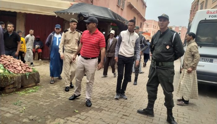 فوضى الباعة الجائلين تزيد الوضع حدة بمدينة القليعة ومطالب إلى سلطات وجماعة القليعة برفع الضرر عن المحلات التجارية