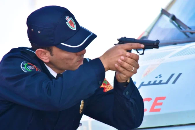 مفتش شرطة يستعمل سلاحه ضد شخص عرض المواطنين وعناصر الشرطة لتهديد خطير