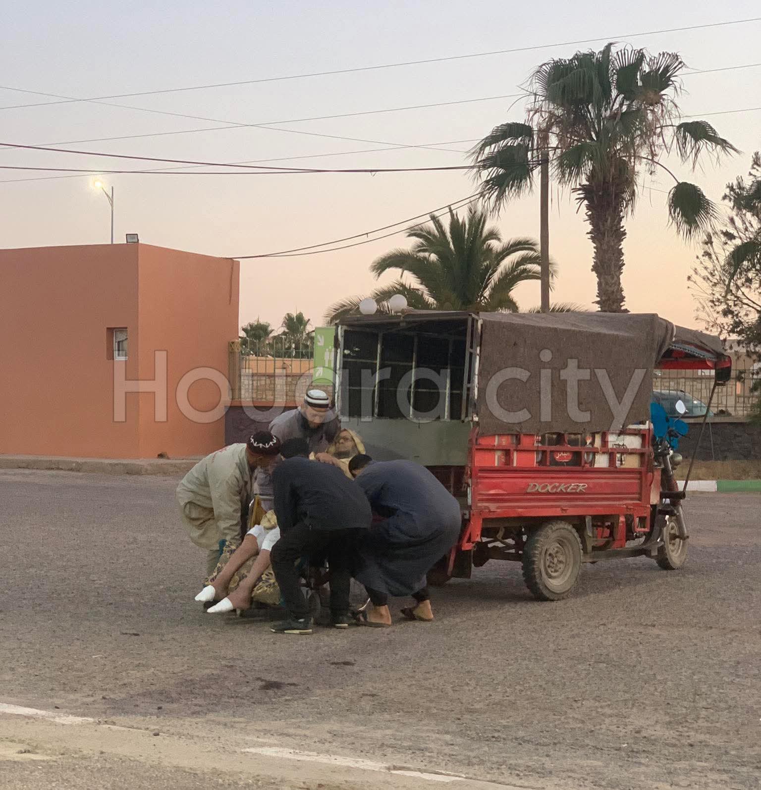 أولاد تايمة.. مشهد صادم لمريض يُنقل بـ”طريبورتور” يفضح واقع الخدمات الصحية