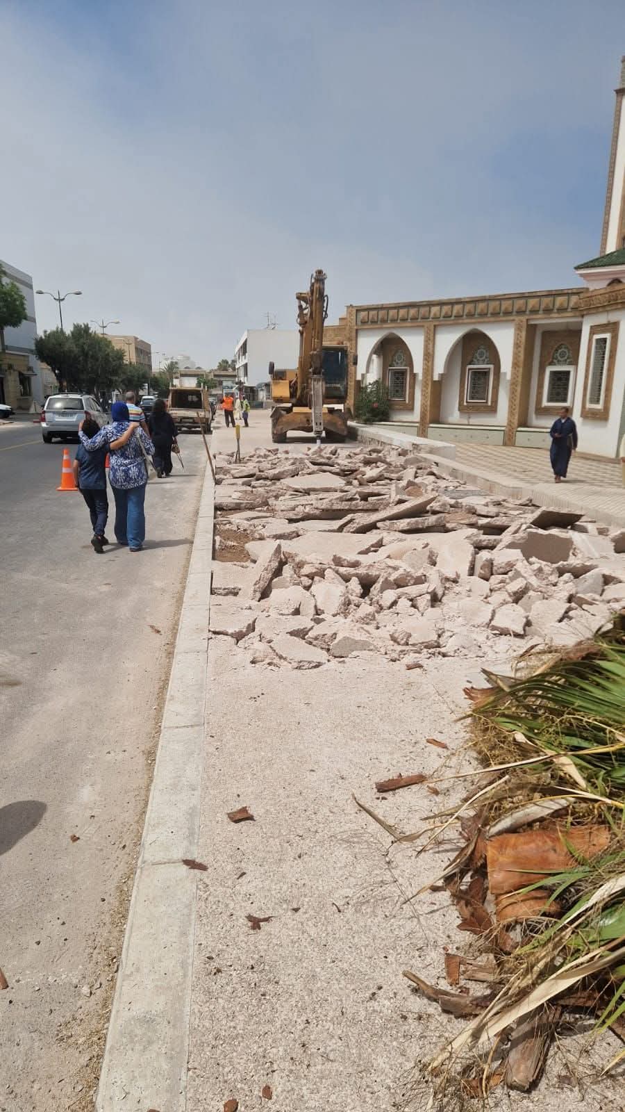 أكادير: إزالة أرضية تبليط مخالفة بجوار مسجد لبنان بسبب اختلالات تقنية جسيمة