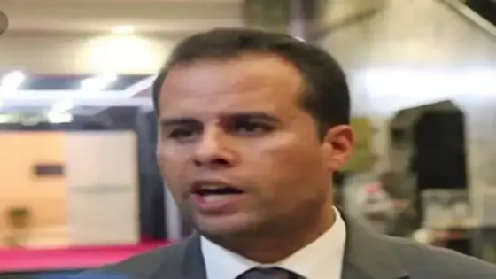 أنا أشير له إلى القمر و الأحمق ينظر إلى أصبعي..