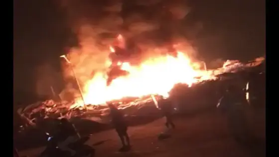 نيران تلتهم مساحة للمتلاشيات بسوق سيدي يوسف بأكادير (فيديوهات )