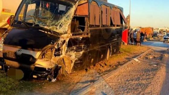حادث سير مروع : 8 مصابين في تصادم عنيف بين حافلة نقل عمال وشاحنة “رموك”
