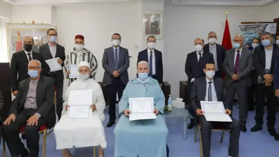 رئيس الحكومة يسلم أولى شهادات الاستفادة من الحماية الاجتماعية لفئة العدول