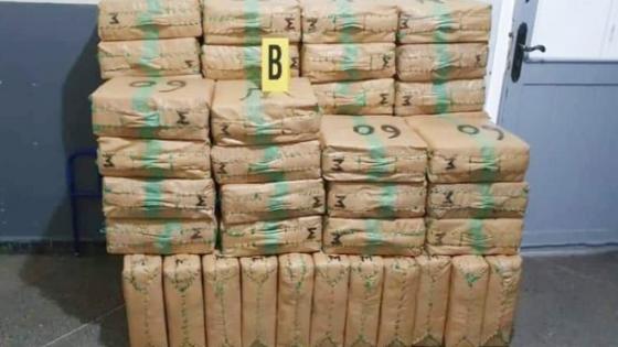 عودة للتفاصيل ، حجز أربعة أطنان و900 كيلوغرام من صفائح مخدر الشيرا المعدة للتهريب الدولي بأيت ملول