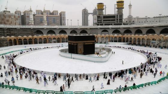 معتمرو الخارج يشرعون في أداء مناسك العمرة وفق شروط