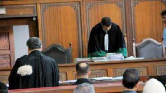 ضبط شخص يصور جلسة محاكمة شقيقه وهذا ما اتخذته المحكمة في حقه
