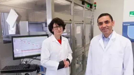 أوغور شاهين مخترع لقاح “فايزر” يعري كواليس إنتاج لقاح فيروس كورونا، و عن موعد عودة الحياة إلى طبيعتها