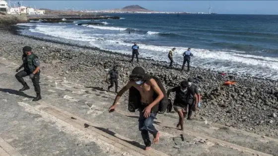 نحو 2700 مهاجر يصلون سبتة المحتلة خلال يوم واحد في رقم قياسي