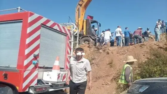 انجراف التربة داخل حفرة يودي بحياة شخصين