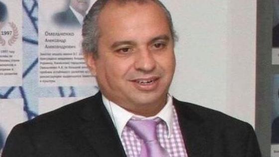 إدريس مبارك يُطلق رصاصة نقد: “نخب مخدومة” تعيق التنمية.. والصحافة أصبحت “مهنة الفقر”!