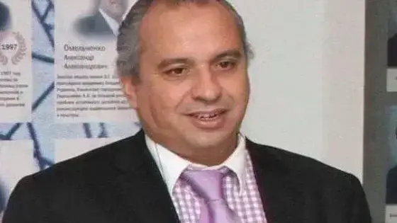 إدريس مبارك يُطلق رصاصة نقد: “نخب مخدومة” تعيق التنمية.. والصحافة أصبحت “مهنة الفقر”!