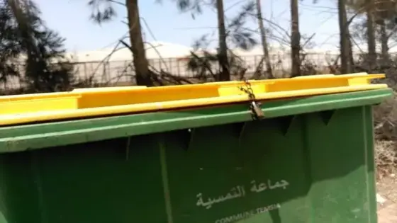 مواطنون يتساءلون من وراء إقفال حاوية للنفايات بجماعة تمسية