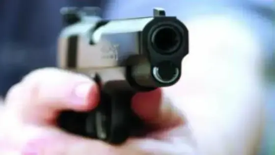 مفتش شرطة ممتاز يضطر لاستعمال سلاحه الوظيفي لتوقيف شقيقين عرضا المواطنين لاعتداء خطير