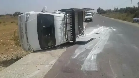 السرعة تقلب شاحنة في حــادثة سير خطيرة نواحي بيوكرى
