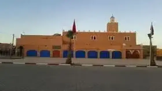 إقامة صلاة المغرب بإمامين مختلفين في المسجد الأعظم بالأخصاص تثير استغراب المصلين