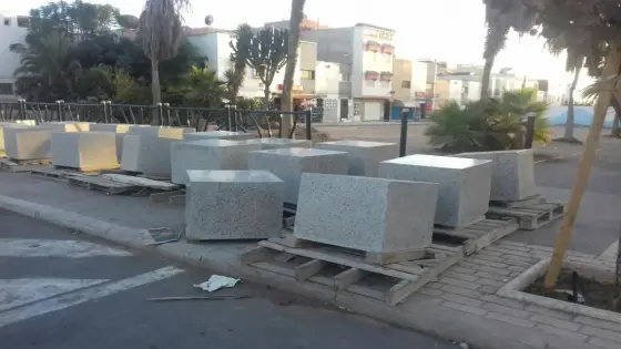 مكعبات إسمنتية دون مهمة بتالبرجت في أكادير