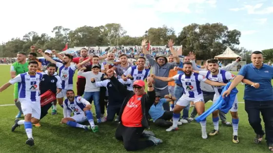 لحظة الإعلان عن نهاية مقابلة الصدارة بين فريقي هلال تراست واولمبيك مراكش