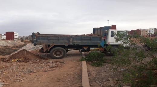 استنفار السلطات بأكادير بعد ضبط سائق شاحنة يقوم بتفريغ بقايا البناء