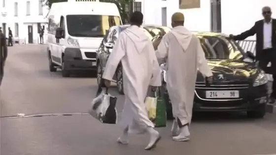 بالصور: مسؤولون كبار يتهافتون على “حلويات البرلمان” ويخرجون أكياسا كبيرة منها من البرلمان