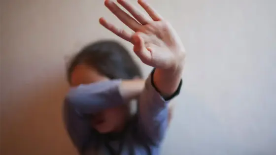 تفاصيل صادمة لطفلة عذبها عشيق أمها بوحشية