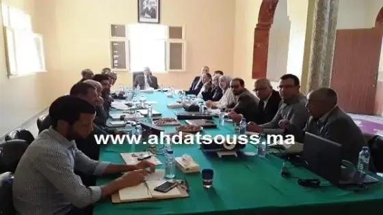 تارودانت، عامل الاقليم يعقد اجتماعا بإغرم لمدارسة حالة شجر اللوز بعد اصابته بالمن البني