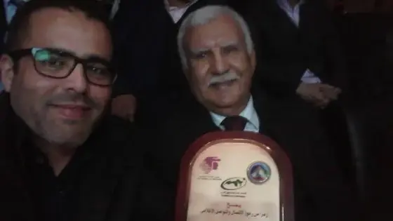 رسميا ، ” قبابي” مخرج مسلسل”عز المدينة” يتوصل بدرع التميز ويتقاسم فرحة التتويج مع فريق العمل