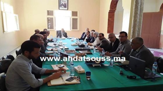 تارودانت، عامل الاقليم يعقد اجتماعا بإغرم لمدارسة حالة شجر اللوز بعد اصابته بالمن البني