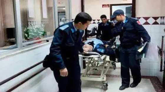 نقل شرطي مرور بالعيون إلى المستعجلات بعد دهسه من طرف مستغل نقل سري