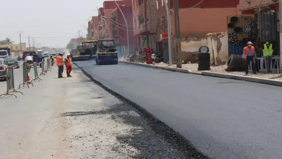 بعد إهمالها ل 15 سنة ،،، إنطلاقة أشغال “تزفيت” شارع محمد السادس بالقليعة