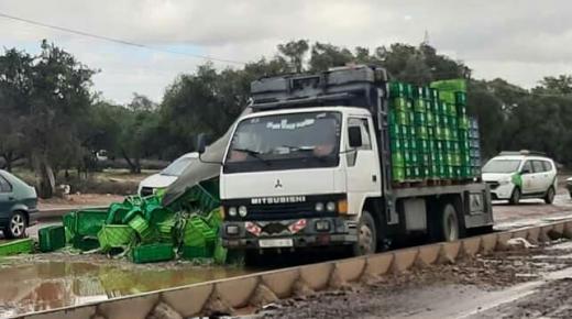 أشغال طرقية تتلف حمولة شاحنة بآزرو في آيت ملول