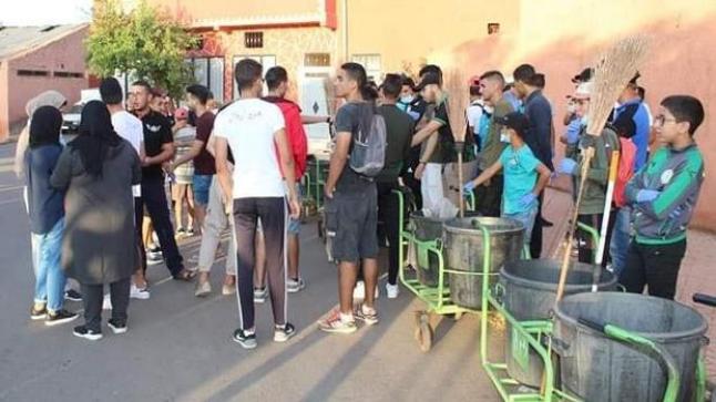 بالصور .. شباب يتطوعون لتنظيف مدينة أزيلال بدلا عن عمال النظافة