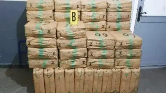 عودة للتفاصيل ، حجز أربعة أطنان و900 كيلوغرام من صفائح مخدر الشيرا المعدة للتهريب الدولي بأيت ملول