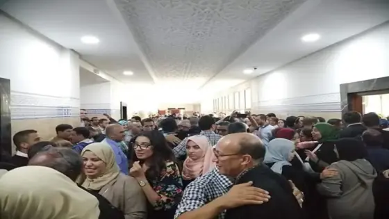 حوالي 150 محاميا حضروا أمام وكيل الملك لمآزرة موظفي محكمة أكادير.