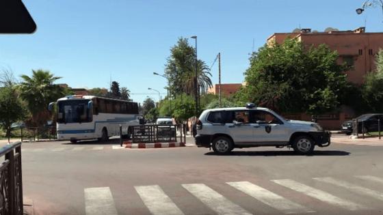 استنفار أمني بعد محاولة سجناء الفرار من حافلة توقفت بعدما اصابها عطب
