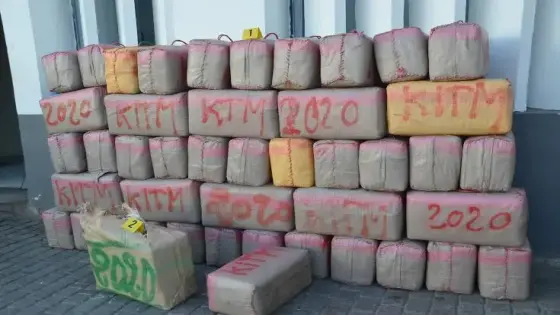 بالصور ،لابيجي اكادير تحجز طن و 700 كيلو من الحشيش داخل شاحنة للتبريد والمتورطين رهن الاعتقال