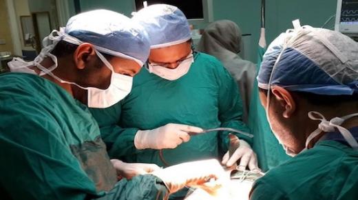 فريق طبي بمستشفى الحسن الثاني ينجح في اعادة اذن طفلة بعد بثرها في حادثة سير بانزكان