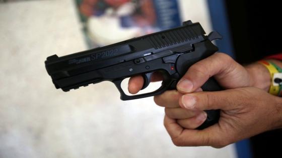 فتح بحث قضائي بعد اقدام مفتش شرطة على قتل سيدة بسلاحه الوظيفي خارج نطاق العمل